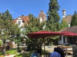 Kirche mit Pfarrhaus, Kapelle und Vorplatz